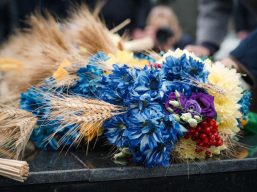 У День пам’яті жертв голодоморів в Одесі відбулося покладання квітів і колосків до пам’ятного знаку на Лідерсовському бульварі