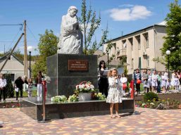 В Іванівській громаді відкрили перший на Одещині сквер і пам’ятник Матері