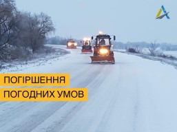 На дорогах в Одеській області працюють майже 100 одиниць снігоочисної техніки