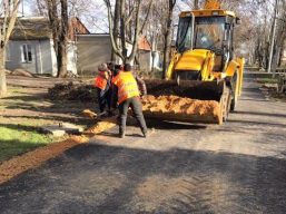 В селищі Великодолинське завершується ремонт проїжджої частини на вулиці Парковій