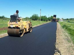 В селі Зоринове  ремонтують дорогу по вулиці Центральній