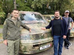 Депутати Одеської обласної ради передали автомобілі на фронт 