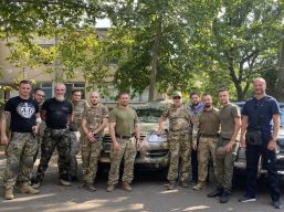 Заступник голови Одеської обласної ради передав військовим автомобілі та медичний вантаж 