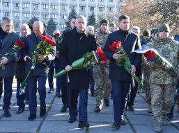 Церемонія покладання вінків та квітів до місця спорудження майбутнього меморіалу воїнам Одеси й області, які загинули в зоні проведення АТО