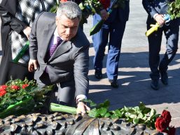 Урочиста церемонія покладання квітів