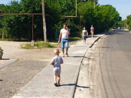 У села Дачне триває будівництво пішохідних доріжок